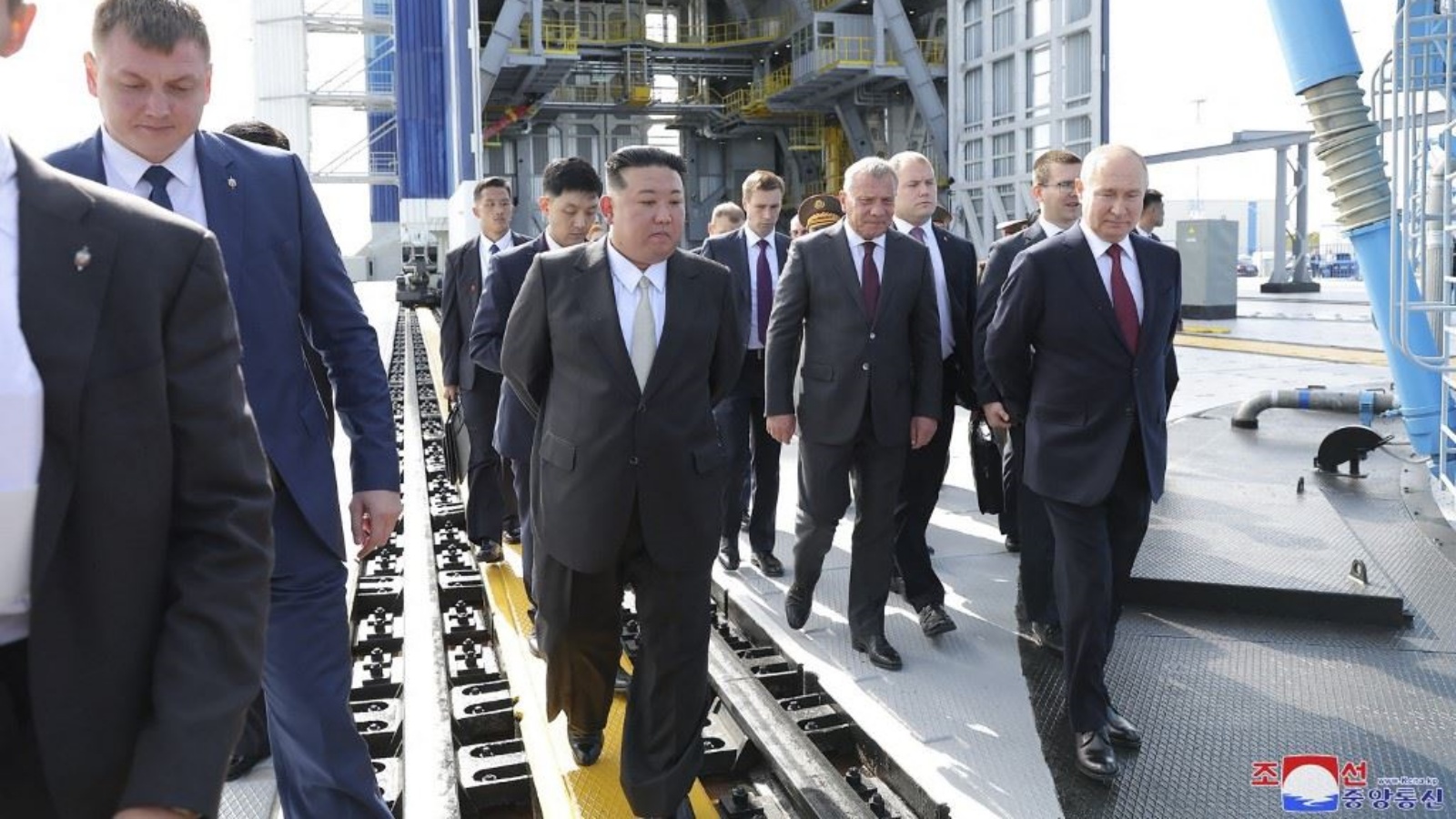 كيم جونغ أون إلى جانب بوتين خلال زيارته روسيا