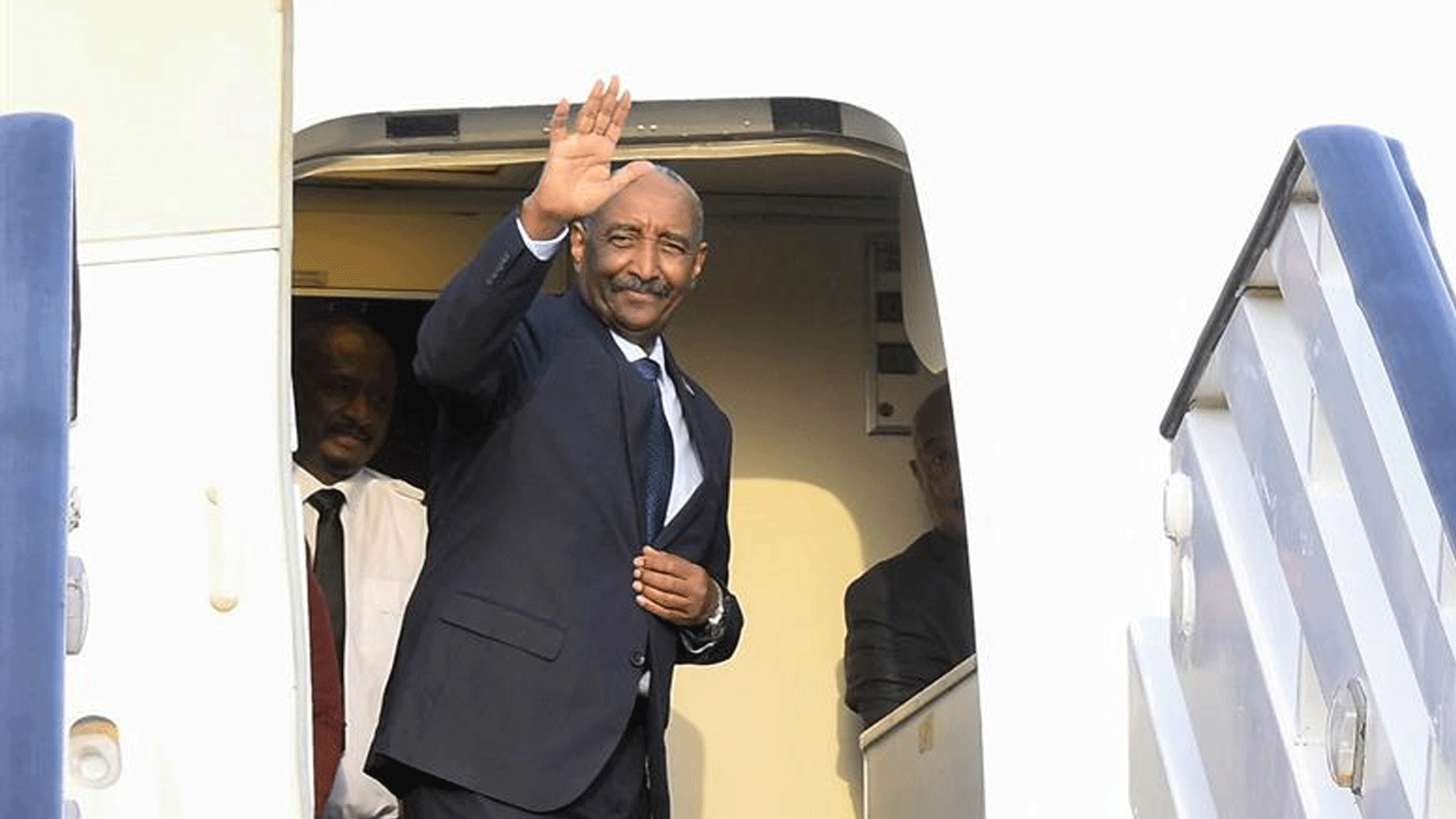 رئيس مجلس السيادة الانتقالي في السودان الفريق أول عبد الفتاح البرهان يصعد على متن طائرة بمطار بورتسودان متوجهاً إلى جنوب السودان في 4 ايلول\سبتمبر 2023