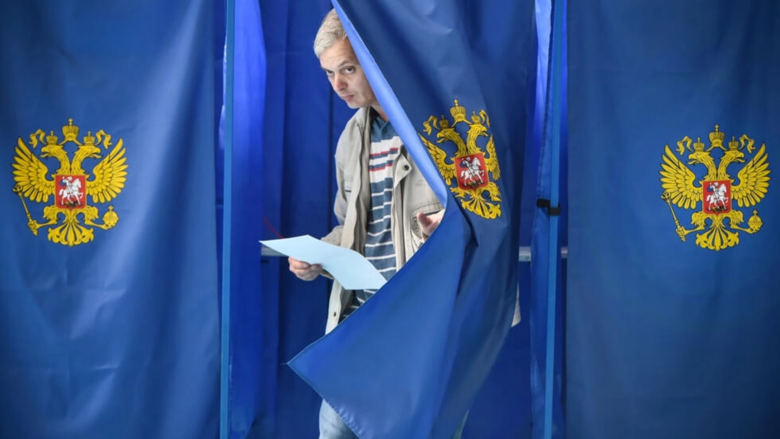 ناخب يخرج من حجرة التصويت في مركز اقتراع في نوفوسيبيرسك في سيبيريا، في اليوم الأول من الانتخابات المحلية الروسية في الثامن من سبتمبر 2023
