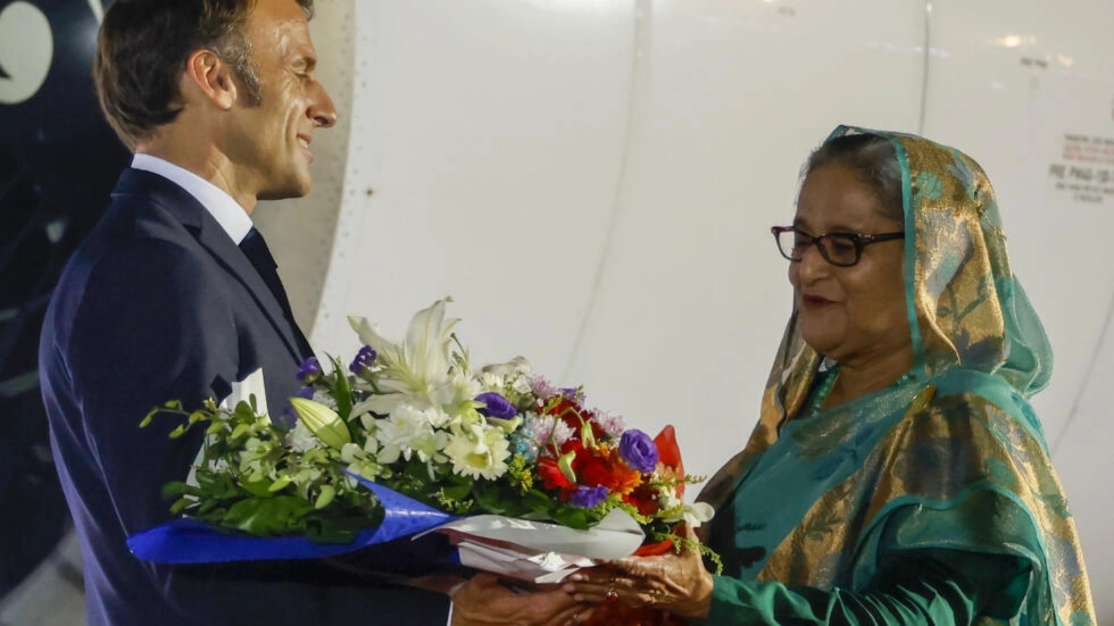 رئيسة وزراء بنغلادش شيخة حسينة في استقبال الرئيس الفرنسي ايمانويل ماكرون عند وصوله الى دكا في 10 سبتمبر 2023