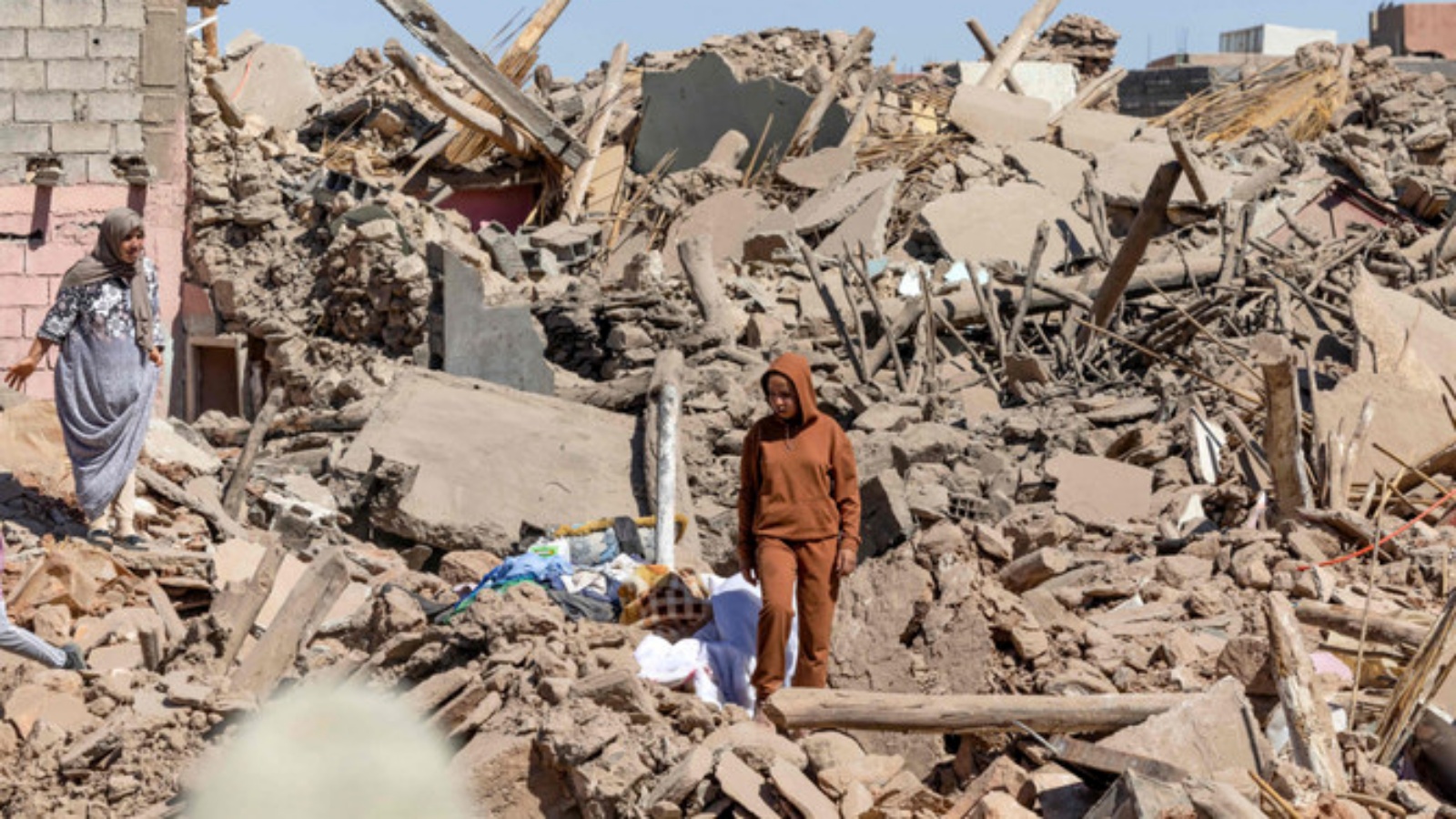 قرويون يتفقدون أنقاض المنازل المنهارة في تفغاغت، على بعد 60 كيلومترا (37 ميلا) جنوب غرب مراكش، في 10 سبتمبر 2023، بعد يومين من زلزال مدمر بقوة 6.8 درجة ضرب البلاد