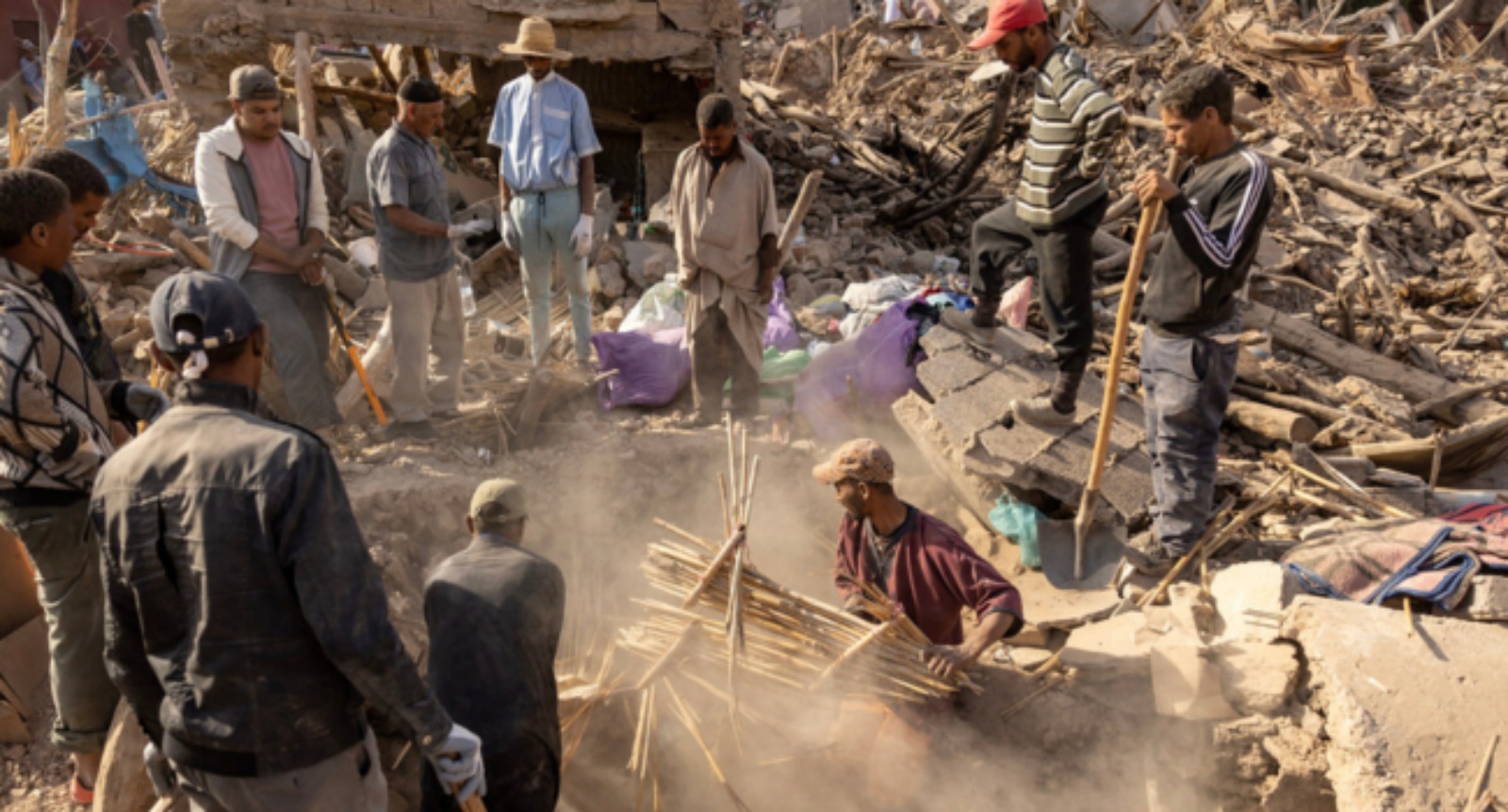 متطوعون يحفرون في أنقاض المنازل المنهارة في قرية إيمي نتالا بالقرب من أمزميز في وسط المغرب بعد الزلزال المميت الذي بلغت قوته 6.8 درجة في 8 سبتمبر، في 10 سبتمبر 2023