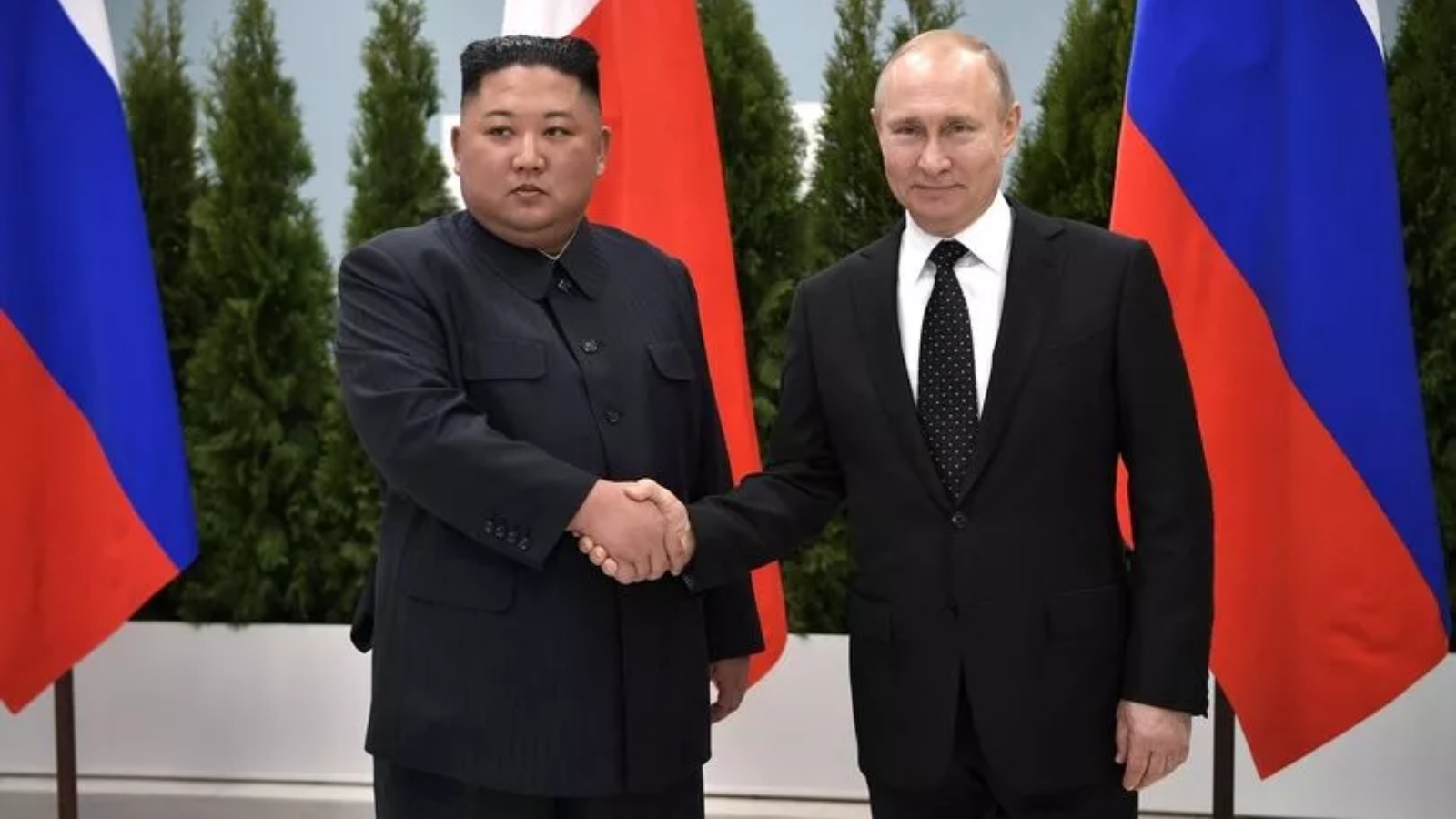 الرئيس الروسي فلاديمير بوتين يستقبل الزعيم الكوري الشمالي كيم جونغ أون في فلاديفوستوك في عام 2019