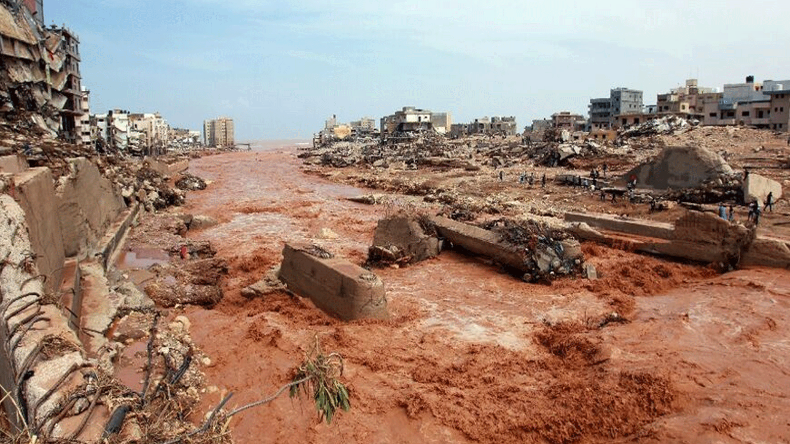 مبان انهارت على ضفاف النهر في مدينة درنة الساحلية بشرق البحر الأبيض المتوسط، ​​بعد أن جلبت العاصفة دانيال أمطارًا غزيرة