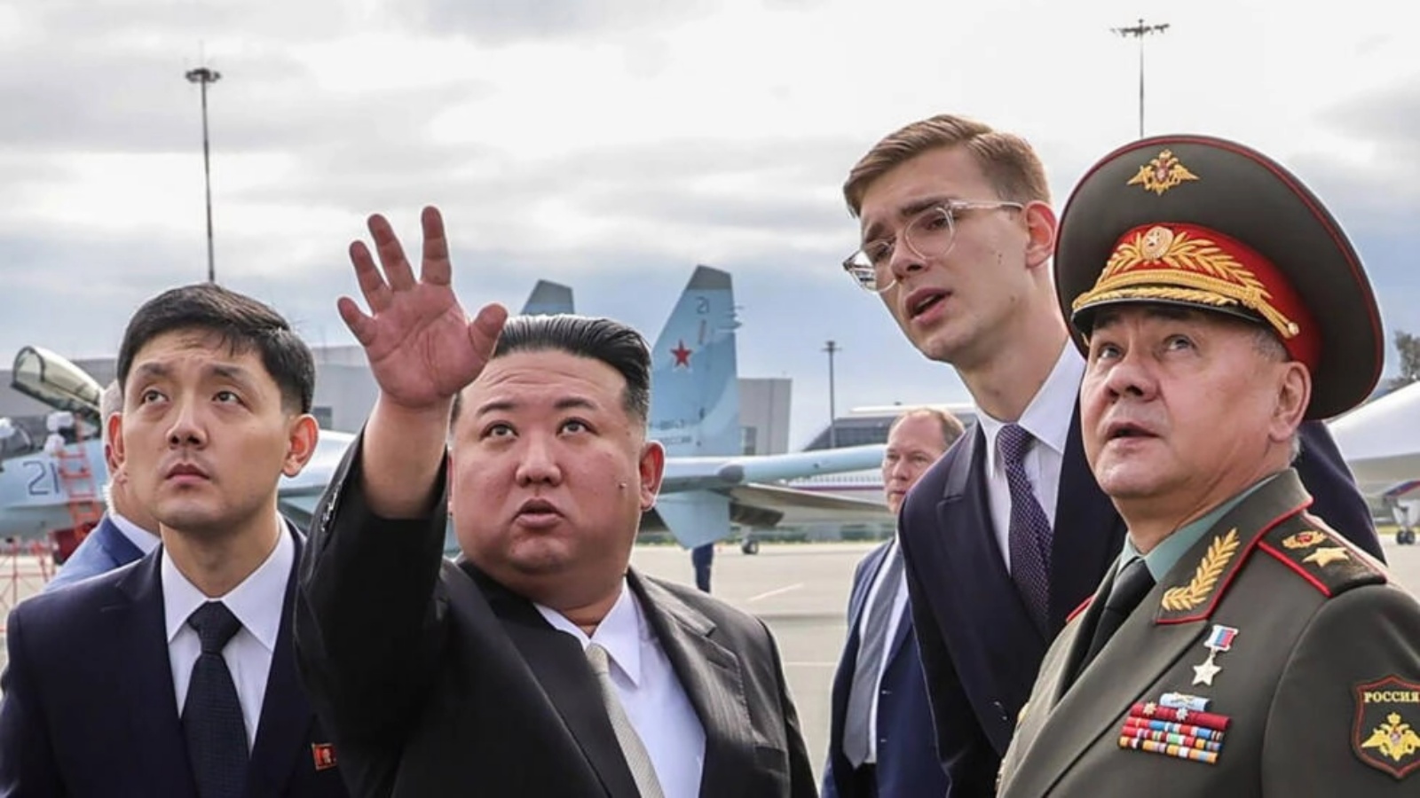 صورة وزّعتها وزارة الدفاع الروسية تُظهر الزعيم الكوري الشمالي كيم جونغ-أون (الثاني من اليسار) مع وزير الدفاع الروسي سيرغي شويغو (الأول من اليمين) في مطار كنيفيتشي قرب فلاديسفوستوك في أقصى الشرق الروسي في 16 سبتمبر 2023