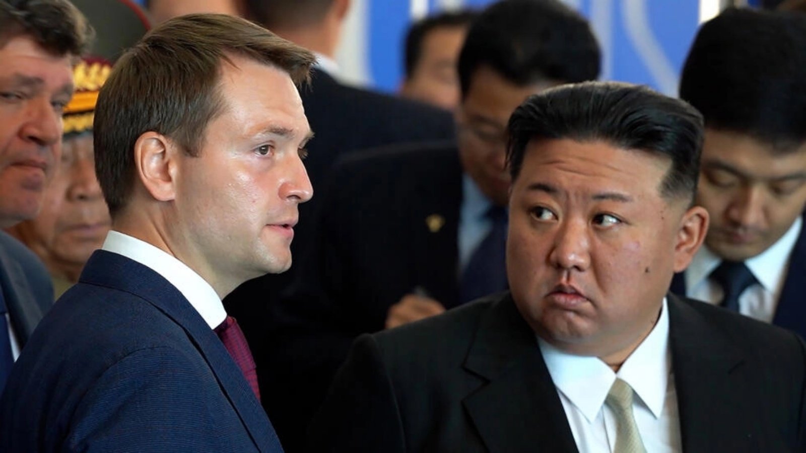 الزعيم الكوري الشمالي كيم جونغ أون (الى اليمين) ينصت الى رئيس جامعة أقصى الشرق الروسي بوريس كوروبتس خلال زيارة في مدينة فلاديفوستوك في 17 سبتمبر 2023 