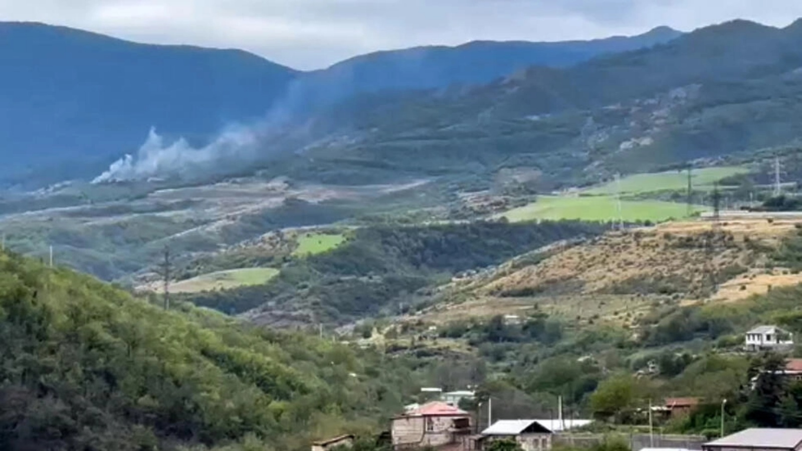 دخان يتصاعد على قمة تل خارج ستيباناكيرت، عاصمة ناغورنو كاراباخ، وسط قصف على المنطقة الانفصالية التي يسكنها الأرمن في 19 سبتمبر 2023.