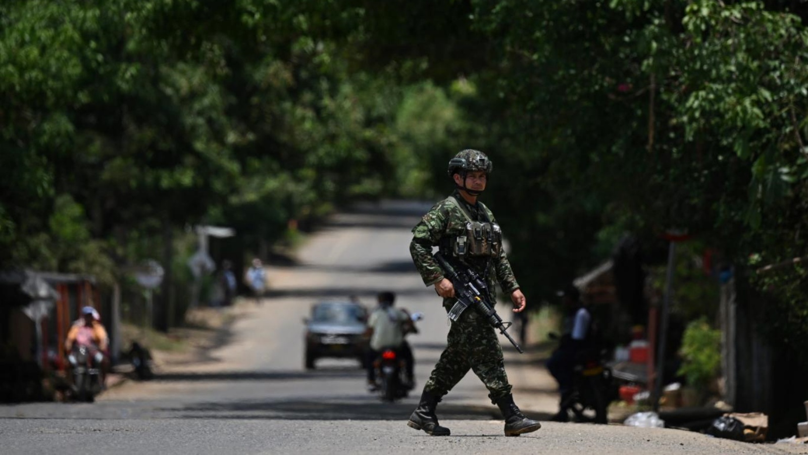 جندي كولومبي في نوبة حراسة ضد أعمال تهريب المخدرات في البلاد