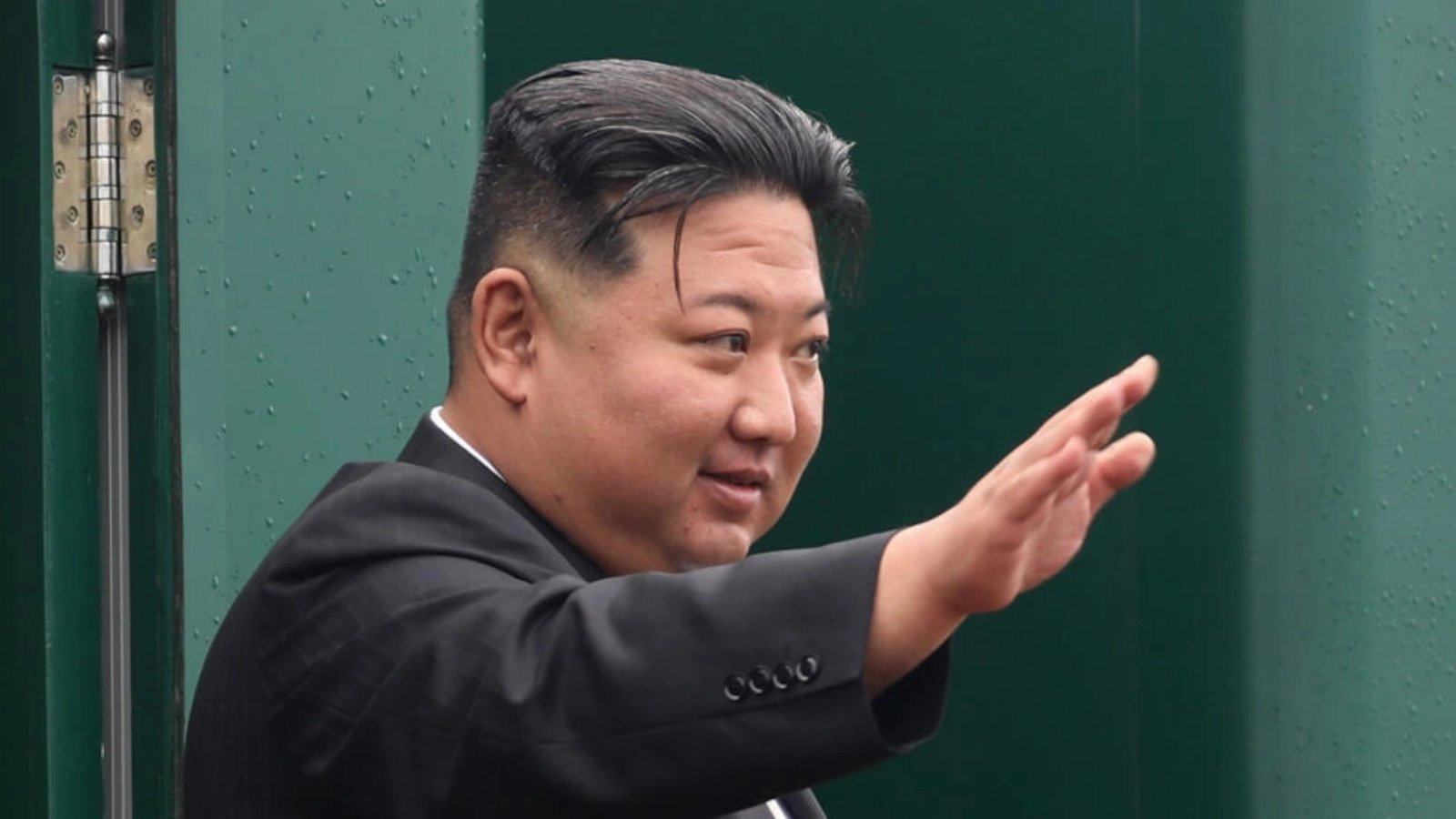 الزعيم الكوري الشمالي كيم جونغ أون يودع مسؤولين روس قبل ركوب قطاره المصفّح لمغادرة الأراضي الروسية في 17 سبتمبر 2023 