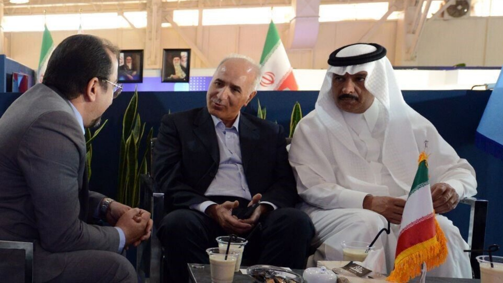 السفير العنزي ووزير النفط الإيراني جواد أوجي في المعرض