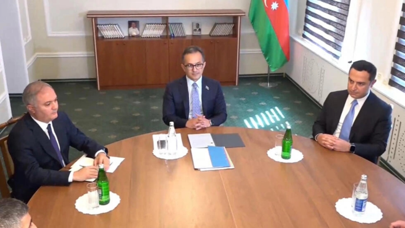 في هذا الفيديو المأخوذ من لقطات AFPTV الوفد الأذربيجاني يحضر محادثات مع وفد كاراباخ في بلدة يفلاخ الأذربيجانية في 21 سبتمبر 2023