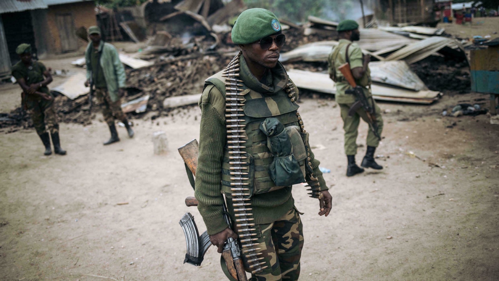 جندي من القوات المسلحة لجمهورية الكونغو الديموقراطية يشارك في دورية راجلة في قرية منزالاحو بالقرب من بيني (أرشيفية)