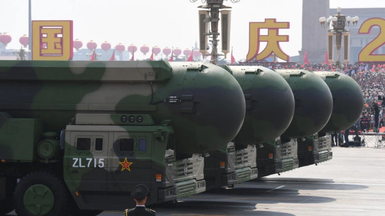 الصواريخ الباليستية العابرة للقارات ذات القدرة النووية الصينية من طراز DF-41 خلال عرض عسكري في بكين للاحتفال بالذكرى السبعين لتأسيس جمهورية الصين الشعبية