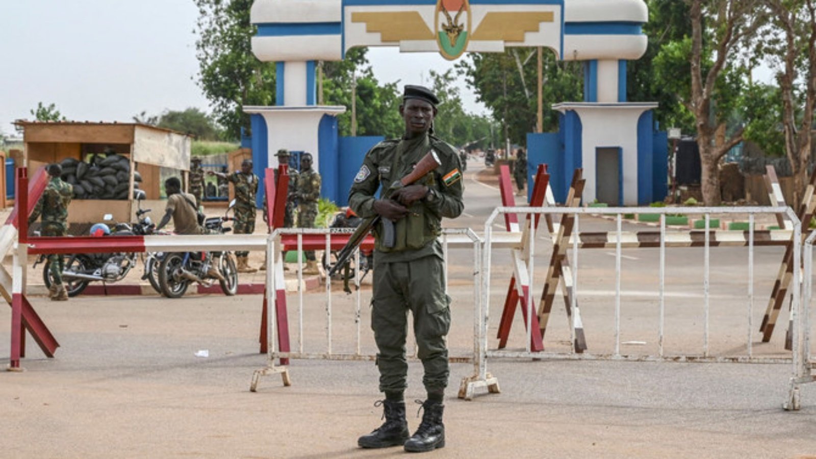 ضابط في الشرطة الوطنية النيجيرية يقف على أهبة الاستعداد أثناء احتجاج أنصار المجلس العسكري في النيجر خارج النيجر والقاعدة الجوية الفرنسية في نيامي في 30 أغسطس 2023 للمطالبة برحيل الجيش الفرنسي من النيجر