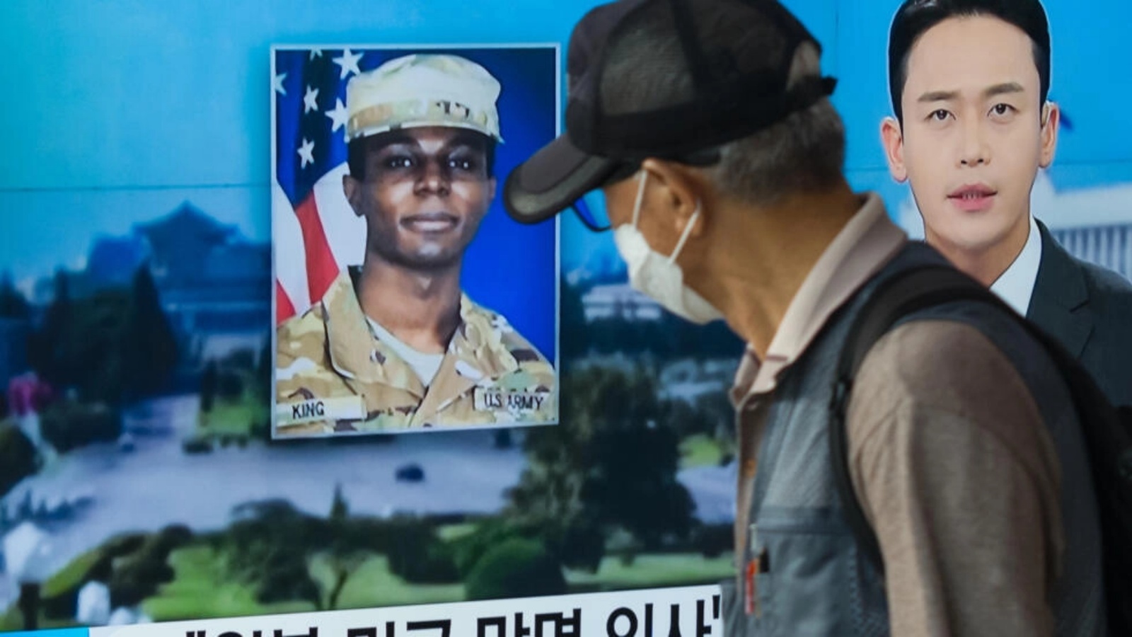 صورة الجندي الأمريكي على شاشة تلفزيون أثناء بث نبأ عبوره إلى كوريا الشمالية