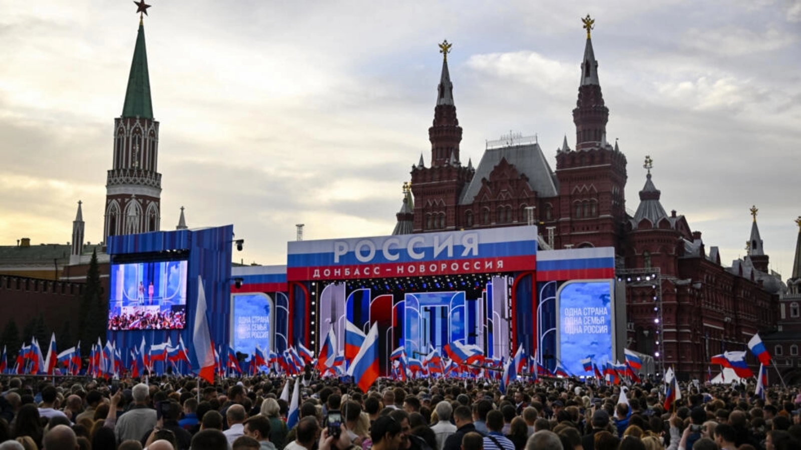 جمع من الروس يحتفلون في الساحة الحمراء في موسكو في 29 سبتمبر 2023 