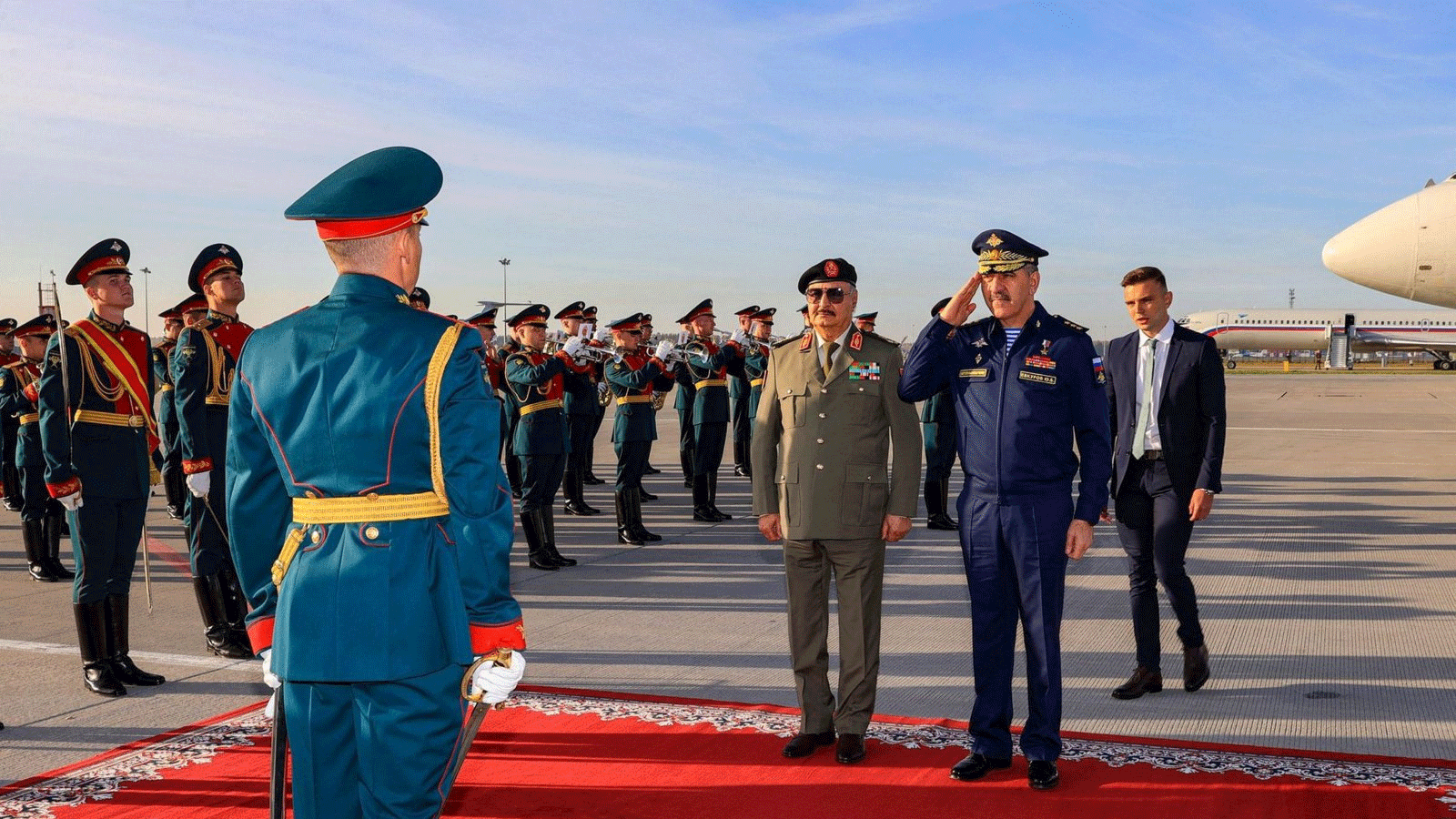 صورة منشورة على صفحة فيسبوك للقيادة العامة للجيش الوطني الليبي من حفل استقبال المشير خليفة حفتر بحضور نائب وزير الدفاع الروسي يونس بك يفكيروف في مطار عسكري بموسكو. 26 سبتمبر(ايلول) 2023