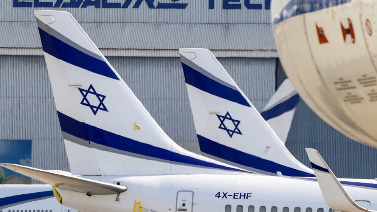 طائرة بوينغ 737 تابعة لشركة إل عال الإسرائيلية على مدرج مطار بن غوريون الإسرائيلي في اللد، شرق تل أبيب