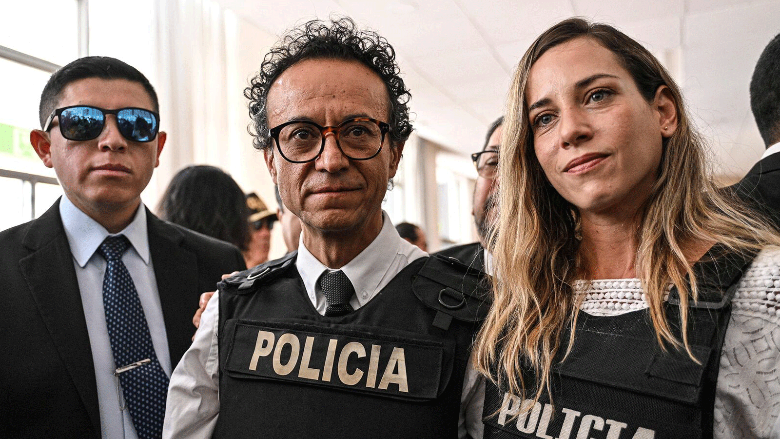 الصحفي ومرشح حزب كونستروي في الانتخابات الرئاسية كريستيان زوريتا (يسار)، إلى جانب زميله في الترشح ونائب رئيس الحزب أندريا غونزاليس (يمين)، في كيتو، 13 أغسطس (آب) 2023. 