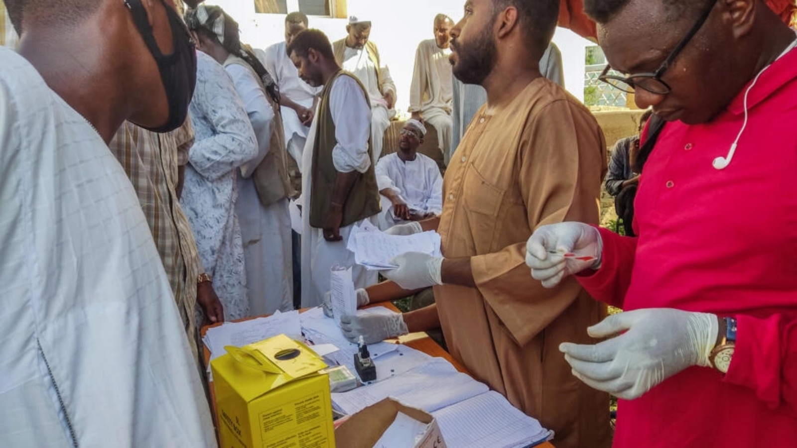 أشخاص عند مختبر للخضوع لفحص حمى الضنك في ولاية القضارف بتاريخ 22 سبتمبر 2023 