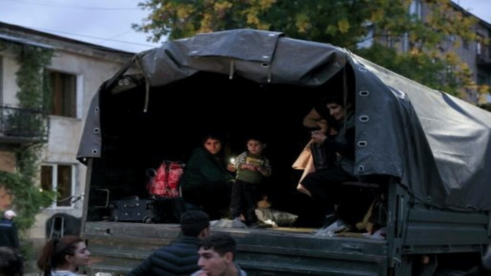 لاجئون من ناغورني قره باغ يجلسون في حافلة في غوريس في 26 أيلول/سبتمبر 2023 قبل المغادرة إلى يريفان
