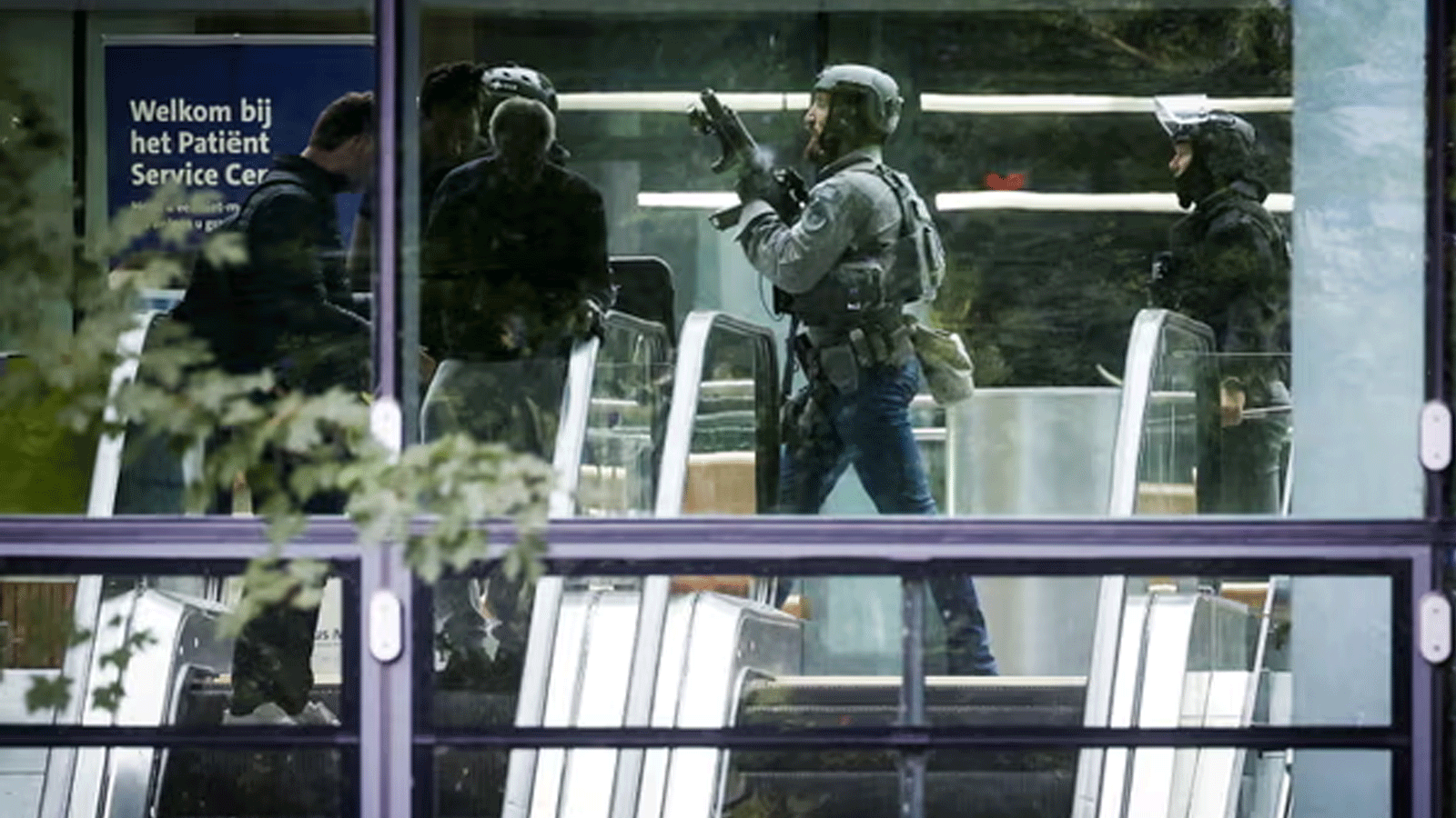 ضباط الشرطة الهولندية يقومون بتأمين المركز الطبي بجامعة إيراسموس