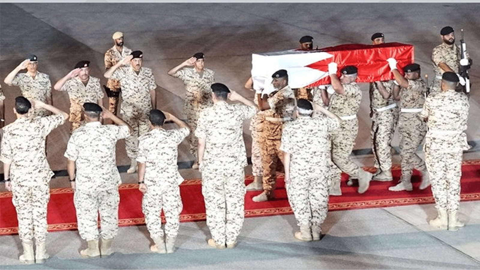 جنود يشيعون جندي بحريني توفي جرّاء هجوم على حدود اليمن ويُتهم فيه الحوثيين المدعومين من إيران.