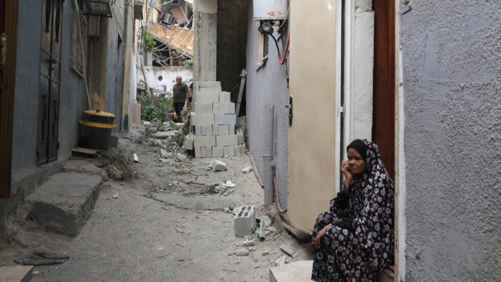 مواطنون يتفقدون الدمار الذي خلفته العملية العسكرية الإسرائيلية في مخيم نور شمس للاجئين الفلسطيني قرب طولكرم في شمال الضفة الغربية في 24 سبتمبر 2023 