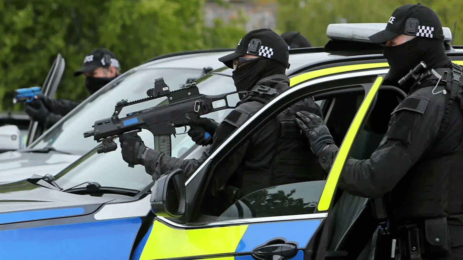 لقطة لشرطيين يتأهبون بالسلاح في لندن