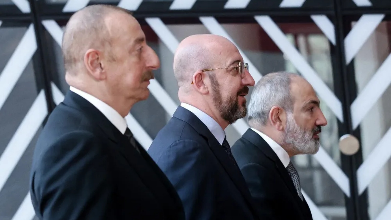 (من اليسار إلى اليمين) الرئيس الأذربيجاني إلهام علييف، ورئيس المجلس الأوروبي شارل ميشيل، ورئيس الوزراء الأرميني نيكول باشينيان في بروكسل، بلجيكا.