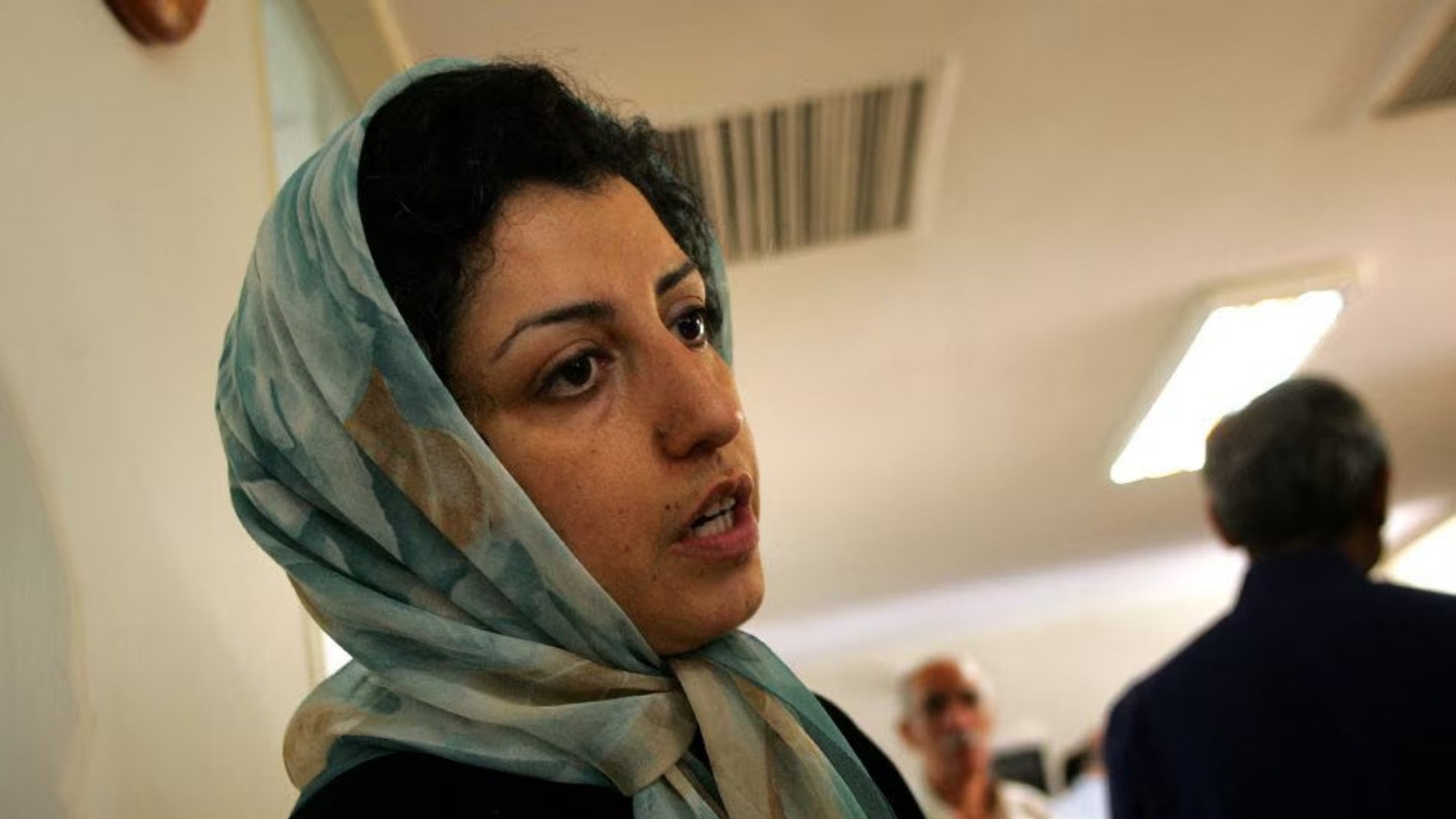 صورة بتاريخ 25 يونيو 2007 تظهر الناشطة الإيرانية في مجال حقوق الإنسان، نرجس محمدي، في مركز المدافعين عن حقوق الإنسان في طهران