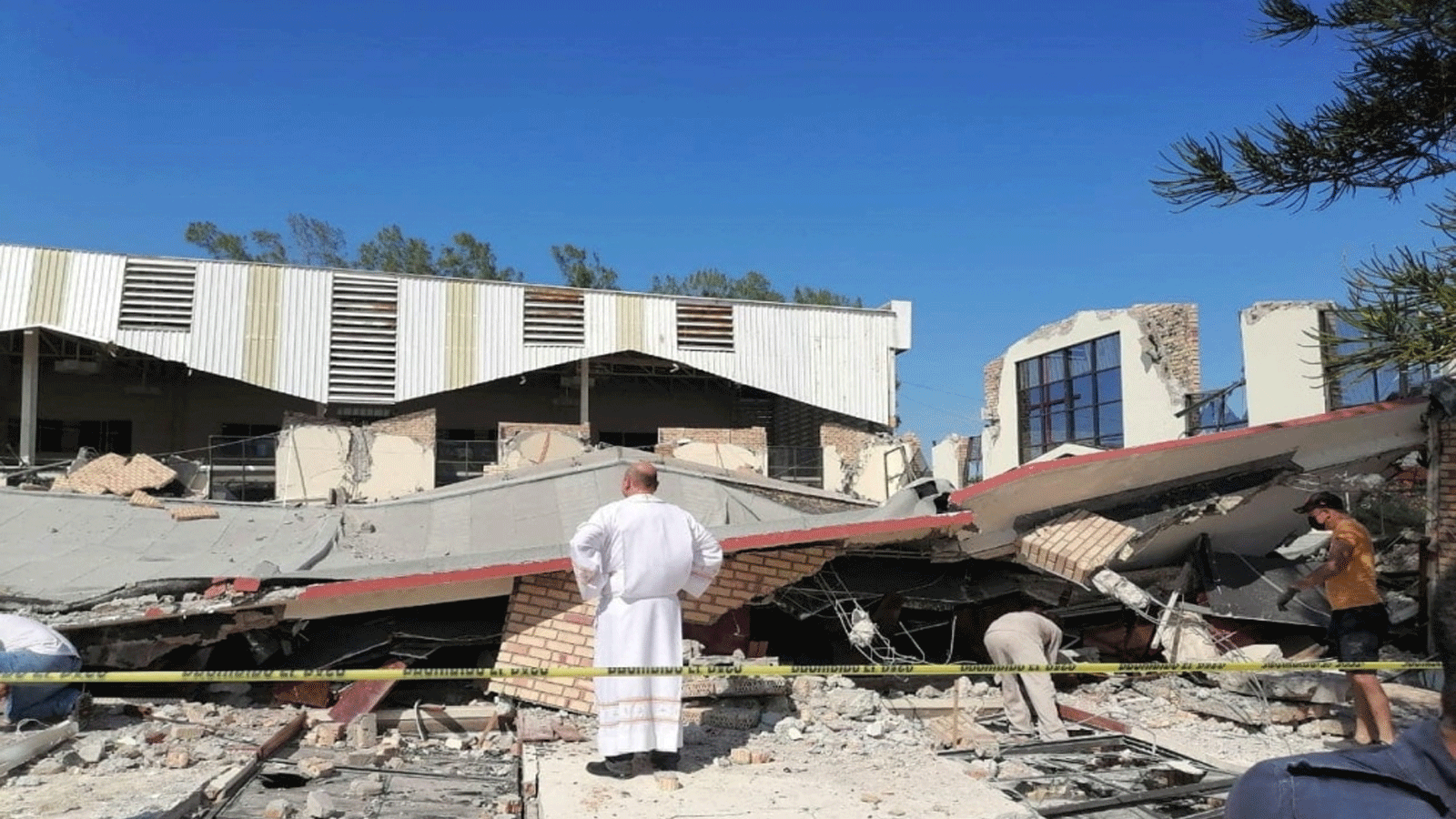 صورة نشرتها الحماية المدنية في تاماوليباس، تُظهِر كاهنًا ينظر إلى الموقع الذي حوصر فيه الأشخاص بعد انهيار سقف الكنيسة في سيوداد ماديرو، ولاية تاماوليباس، المكسيك، في 1 أكتوبر(تشرين الأول) 2023