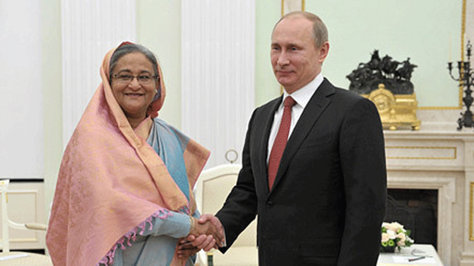 صورة أرشيفية للرئيس الروسي فلاديمير بوتين يصافح رئيسة وزراء بنغلادش الشيخة حسينة في موسكو. 15 يناير(كانون الثاني) 2013(TASS)