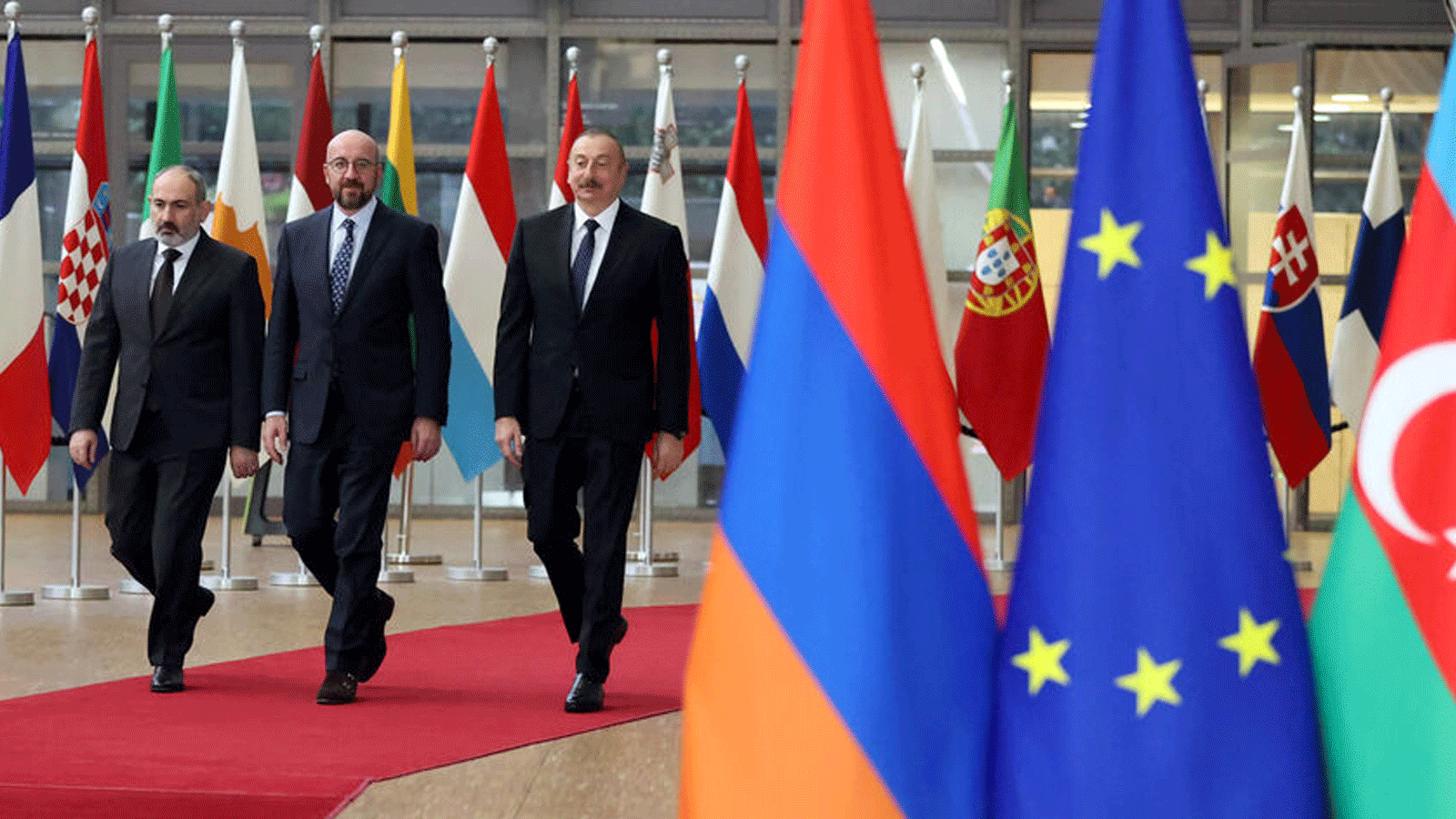 صورة أرشيفية لرئيس الوزراء الأرميني نيكول باشينيان ورئيس المجلس الأوروبي شارل ميشيل والرئيس الأذربيجاني إلهام علييف يصلون لالتقاط صورة رسمية قبل اجتماعهم في المجلس الأوروبي في بروكسل في 6 أبريل(نيسان) 2022