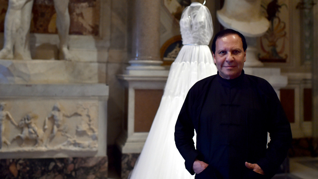 المصمم التونسي الراحل عز الدين عليّة، الذي يتناول موضوع هذا العدد إحياء داره الأسطورية في عالم الأزياء