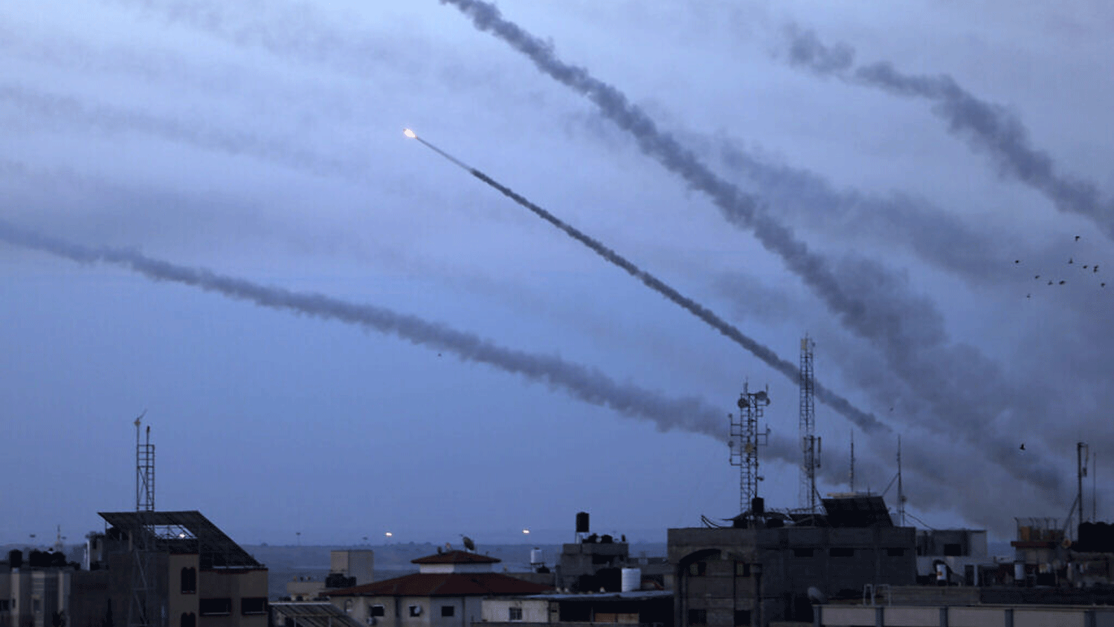 إطلاق صواريخ من مدينة غزة باتجاه إسرائيل في 7 أكتوبر 2023.