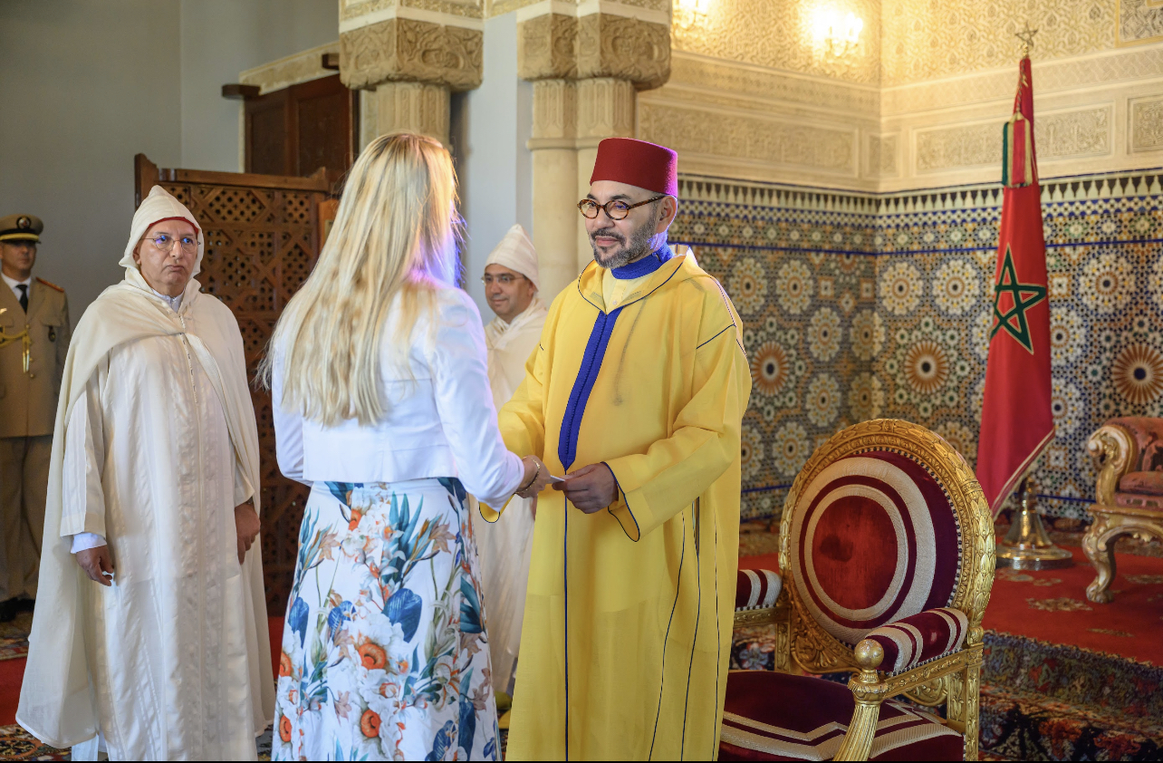 الملك محمد السادس لدى استقباله لدفعة جديدة من السفراء الاجانب 