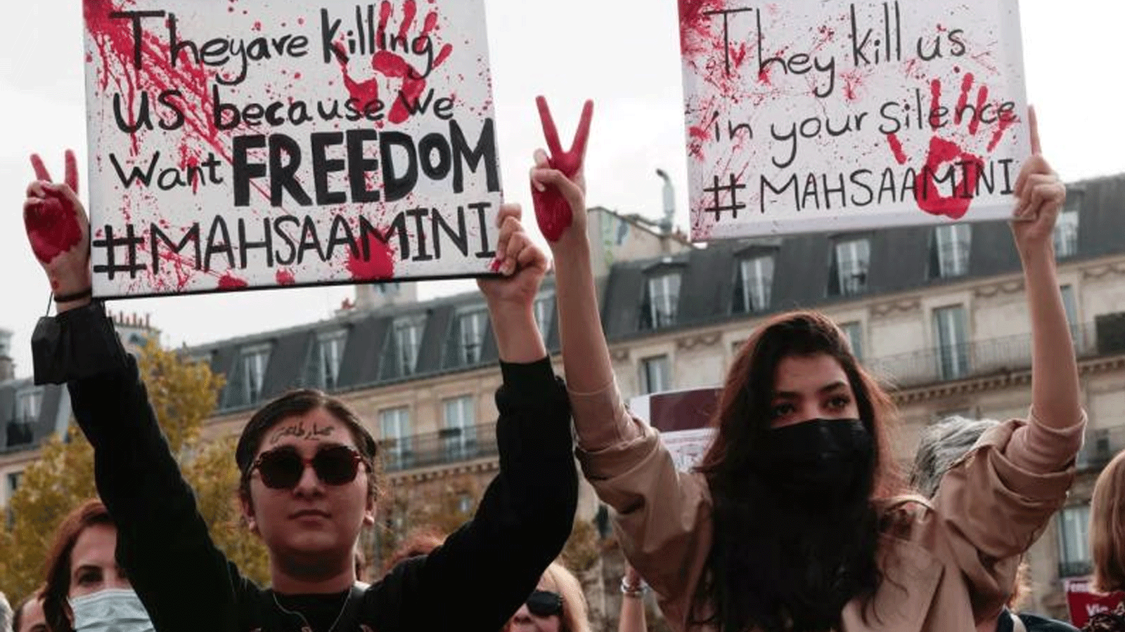 متظاهرات تحملن لافتات تطالب بحرية المرأة الإيرانية عقب وفاة الشابة مهسا أميني