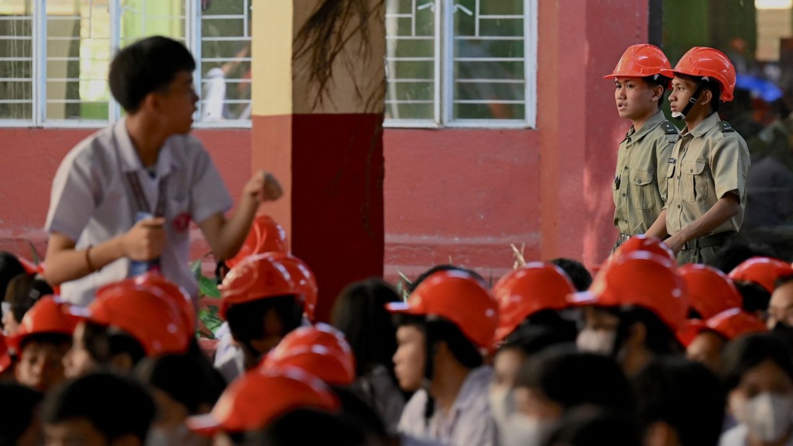 طلاب يتجمعون بعد الإخلاء من مبنى مدرستهم في مانيلا في 13 أكتوبر 2023، بعد أن ضرب زلزال بقوة 5.2 درجة على بعد حوالى 100 كيلومتر جنوب العاصمة الفلبينية