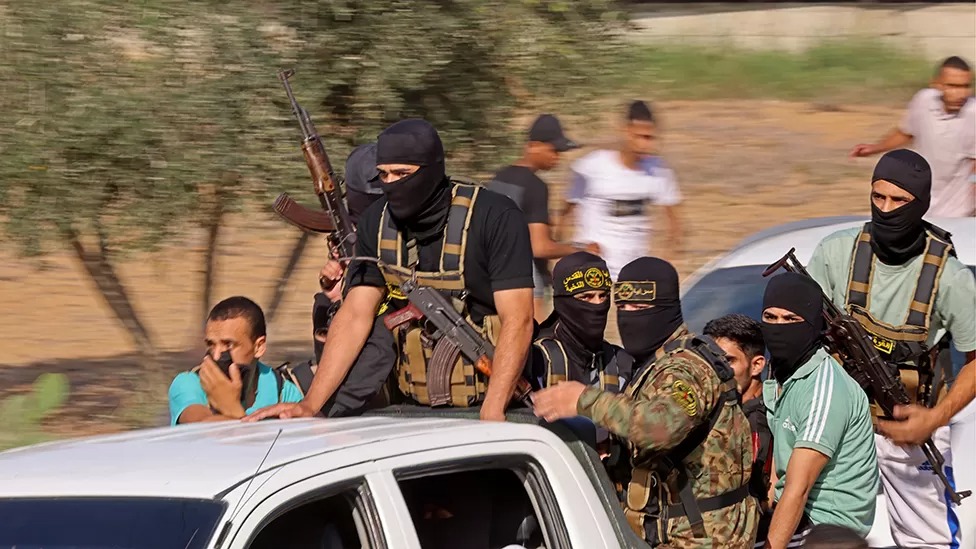 مسلحون من حماس يتقدمون باتجاه الحدود الإسرائيلية من جنوب قطاع غزة السبت