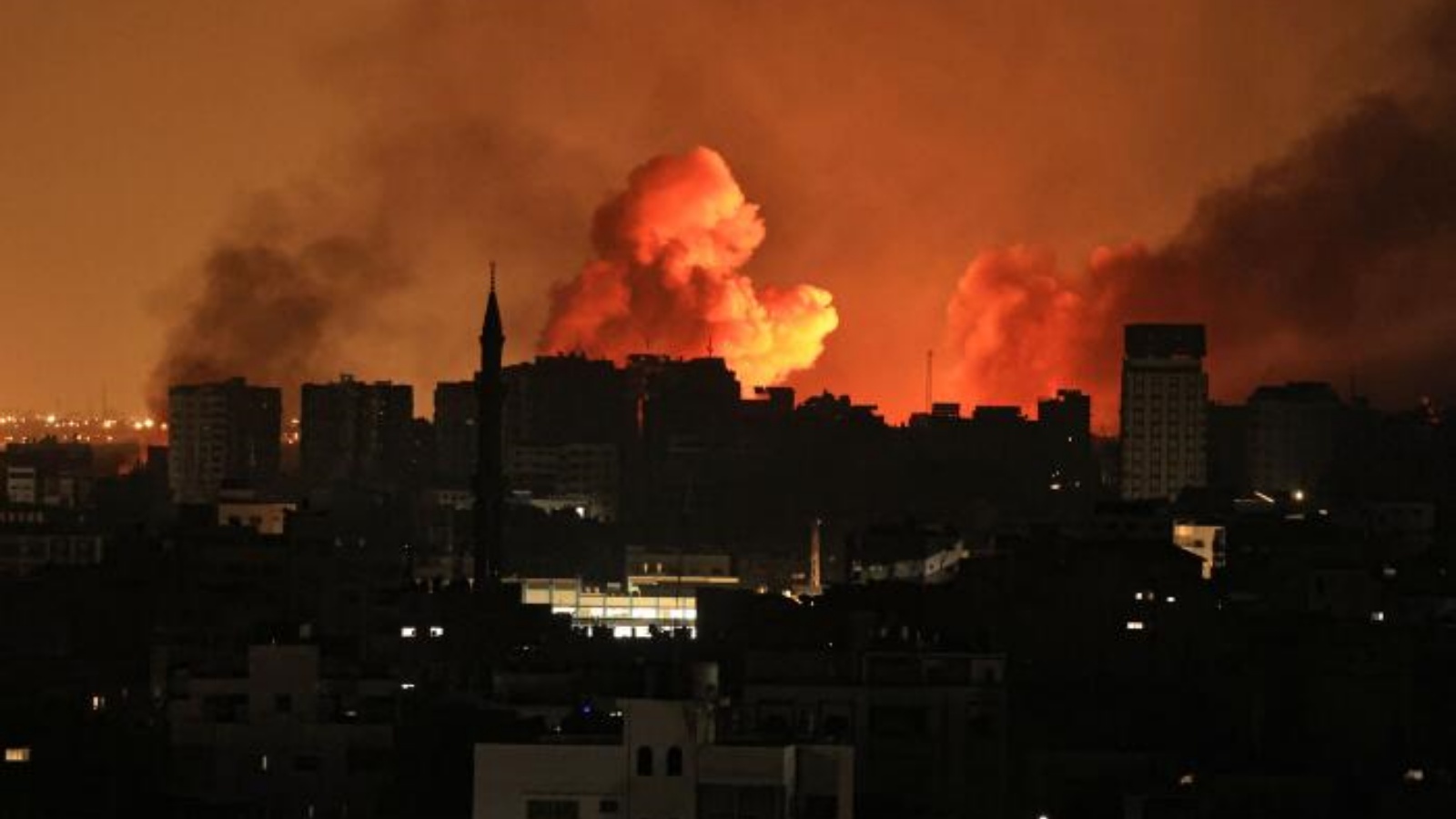 كرة من النار تندلع في مدينة غزة بعد غارة جوية إسرائيلية في 12 أكتوبر 2023