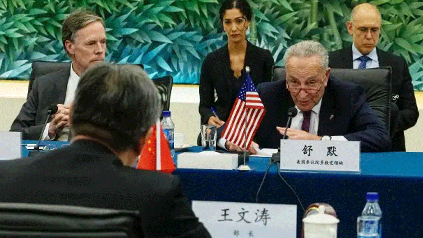 زعيم الأغلبية في مجلس الشيوخ الأميركي تشاك شومر (على اليمين) يعقد اجتماعًا ثنائيًا مع وزير التجارة الصيني وانغ وينتاو (في الأمام على اليسار) في وزارة التجارة في بكين في 9 أكتوبر (تشرين الأول) 2023