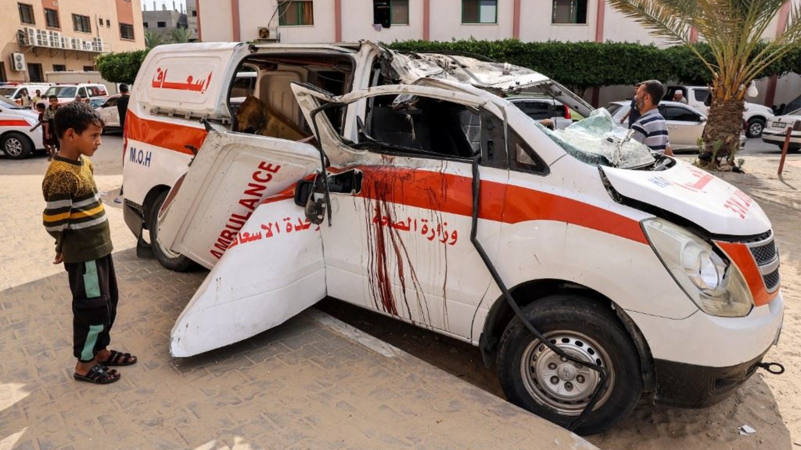 سيارة إسعاف مدمرة توقفت في أحد شوارع خان يونس جنوب قطاع غزة 11 أكتوبر 2023