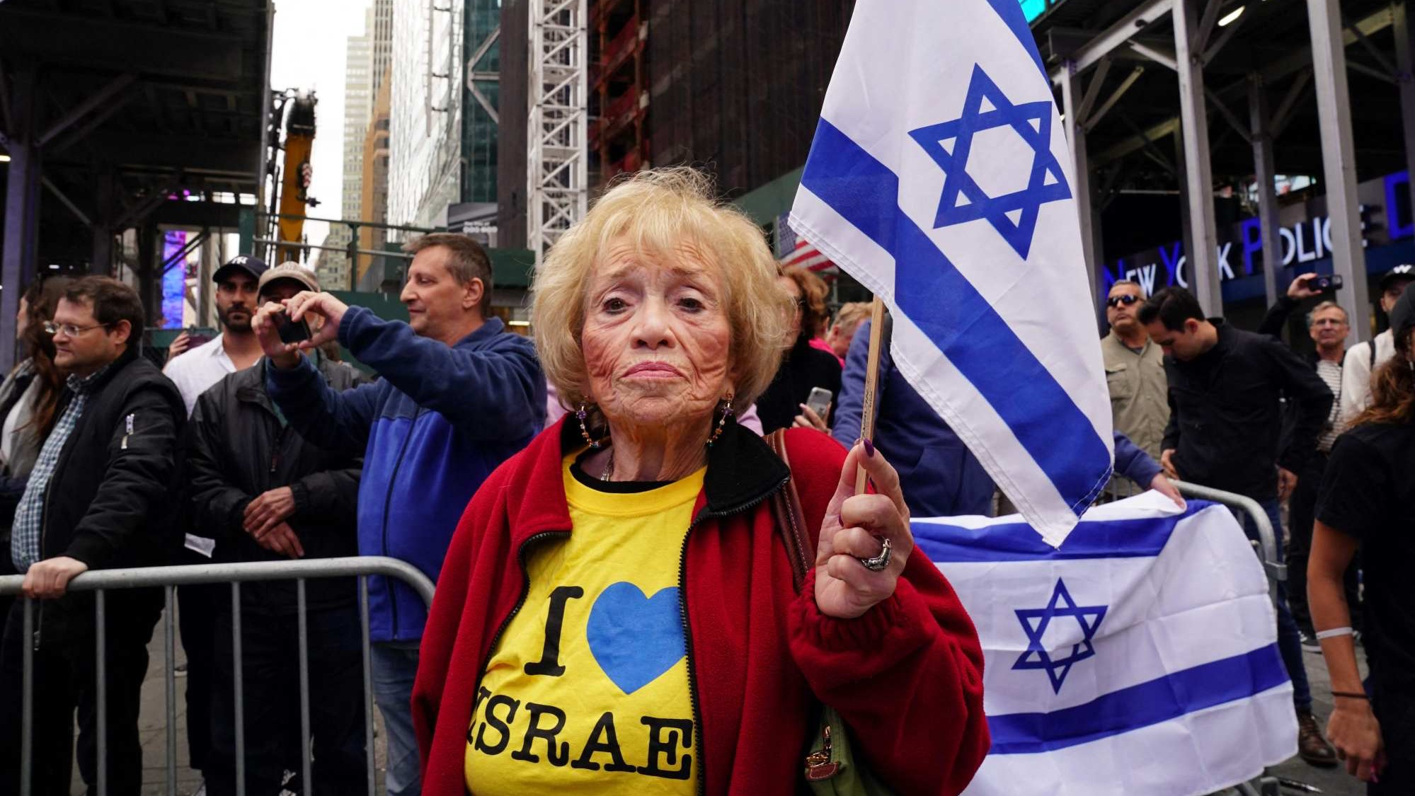 مؤيدو إسرائيل يواجهون متظاهرين مؤيدين للفلسطينيين في ساحة تايمز سكوير في نيويورك بالولايات المتحدة الأميركية يوم الأحد. (أ ف ب)