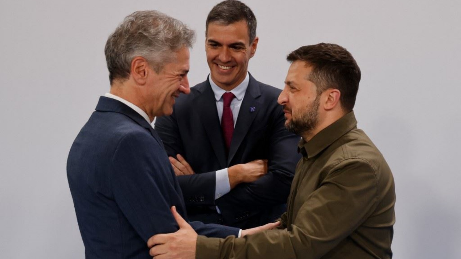 رئيسا الوزراء السلوفيني روبرت غولوب (الى اليسار) والإسباني بيدرو سانشيز (في الوسط) يحييان زيلينسكي في بداية الجلسة العامة لقمة المجموعة السياسية الأوروبية في غرناطة جنوب إسبانيا 5 أكتوبر 2023