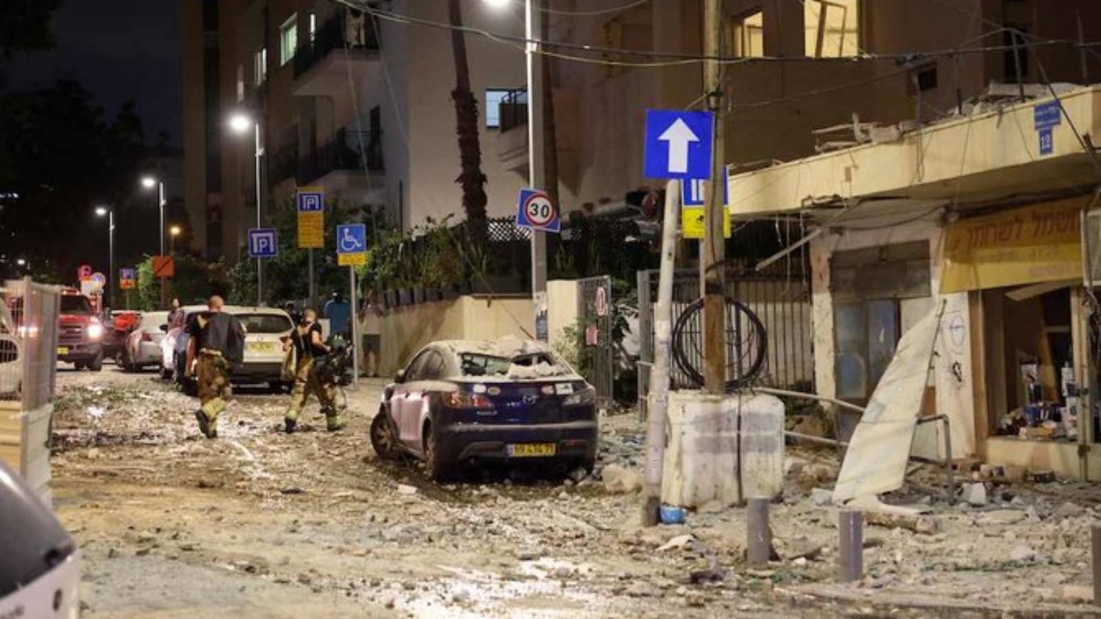 جنود إسرائيليون في شارع بين الحطام في تل أبيب 7 أكتوبر 2023