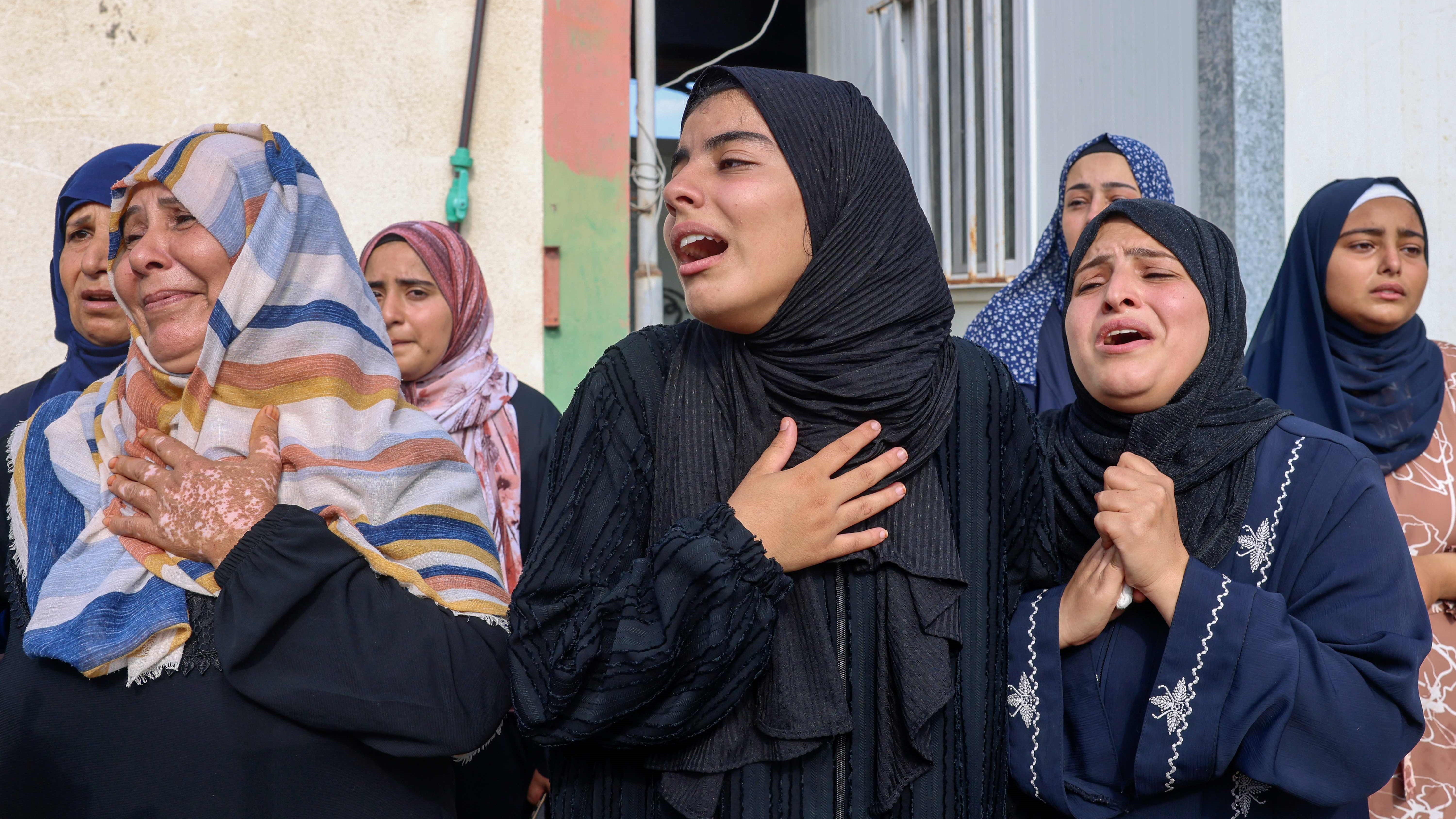 فلسطينيات يبكين ضحاياهن الذين سقطوا في قصف إسرائيلي ليلا على خان يونس جنوب قطاع غزة