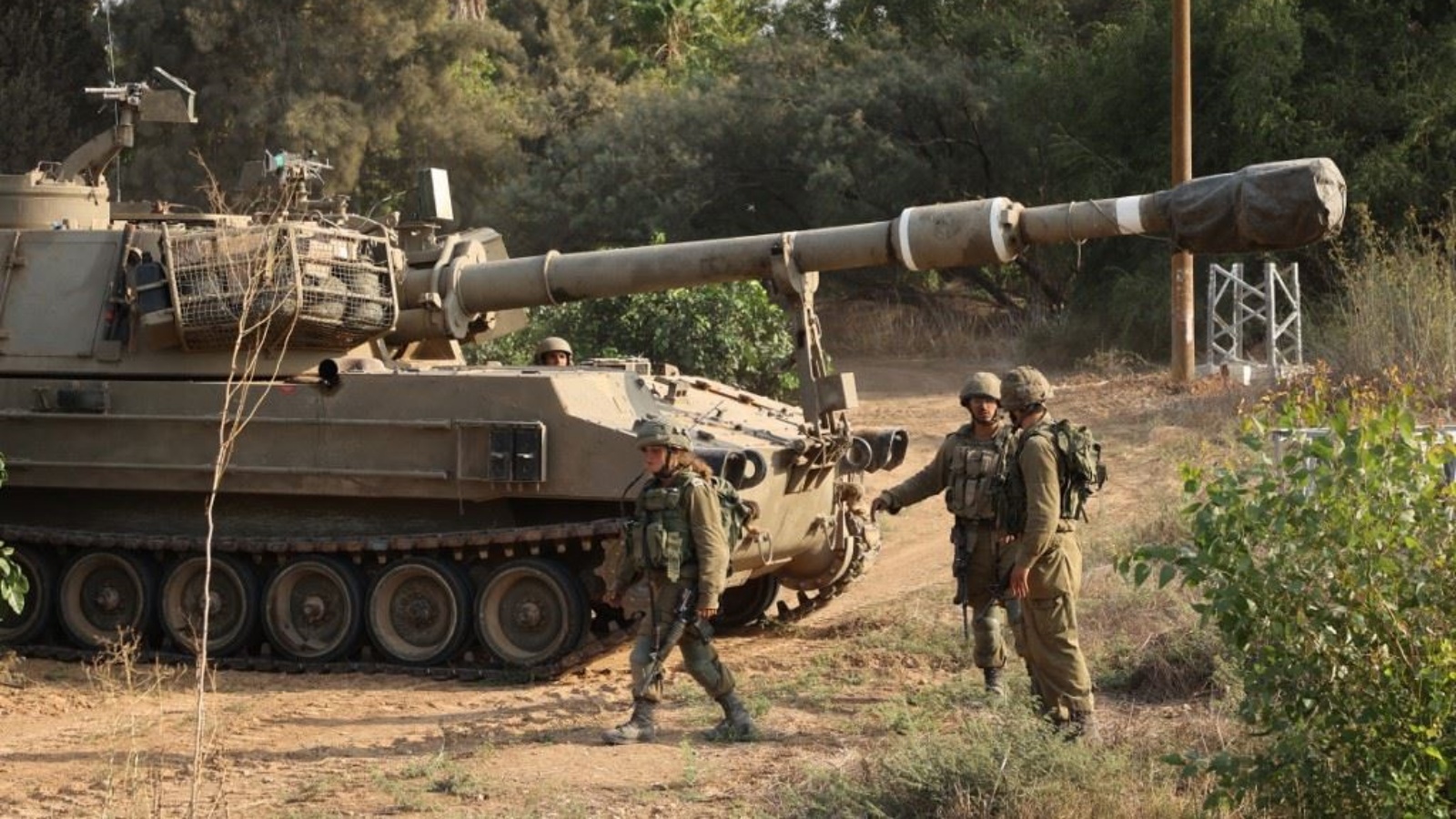 نود إسرائيليون يتخذون موقعا بالقرب من مدينة عسقلان الجنوبية 8 أكتوبر 2023