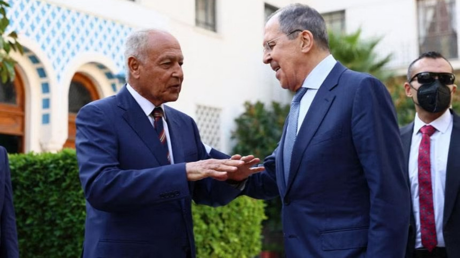 وزير الخارجية الروسي سيرغي لافروف (يمين) يلتقي بالأمين العام لجامعة الدول العربية أحمد أبو الغيط في القاهرة، في 24 يوليو 2022.