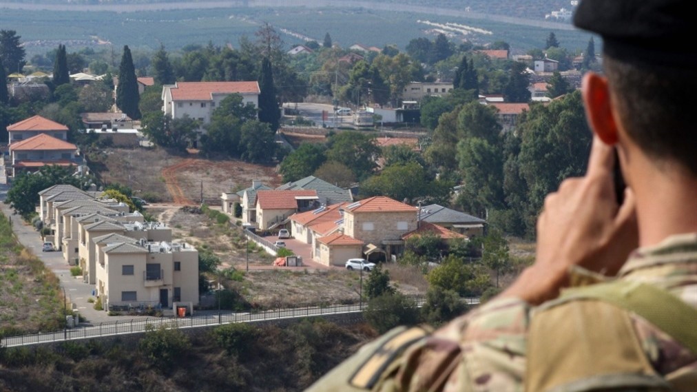 جندي لبناني يطل على بلدات شمال إسرائيل